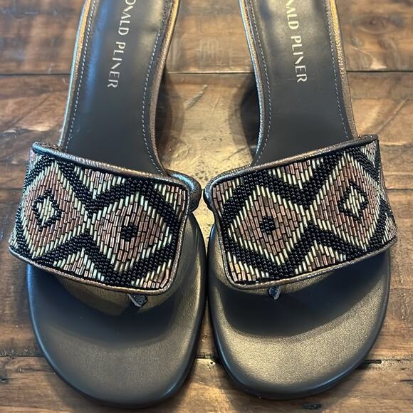 Donald J Pliner Vimms Beaded Slip On Sleek Elegant  Heels Toe Post NEW Size 8.5 - Picture 11 of 13